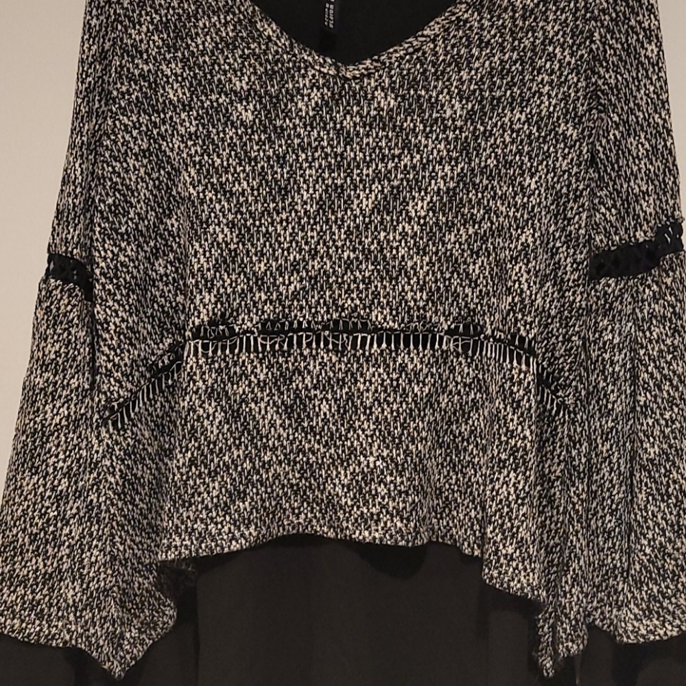Design Lab Sweater Size M - Picture 2 of 3